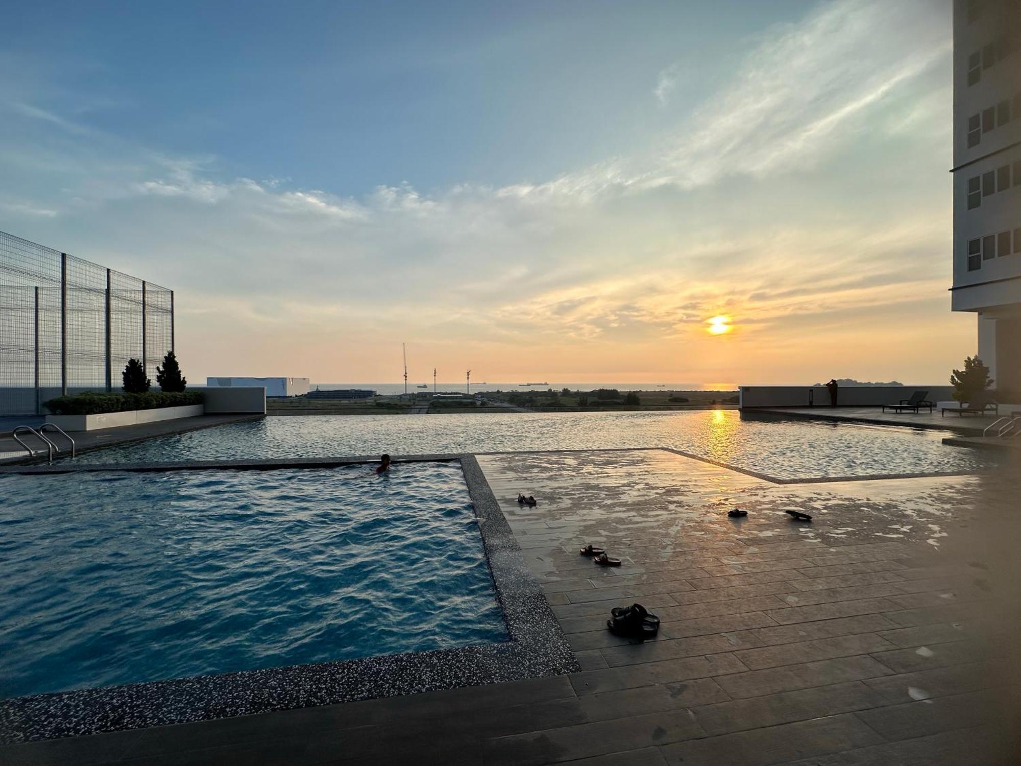 Seaview Amber Cove In Town Apartemen